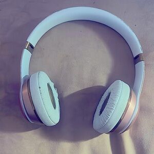 Rose Gold Beats Solo³ Bluetooth Wireless On-Ear Headphones